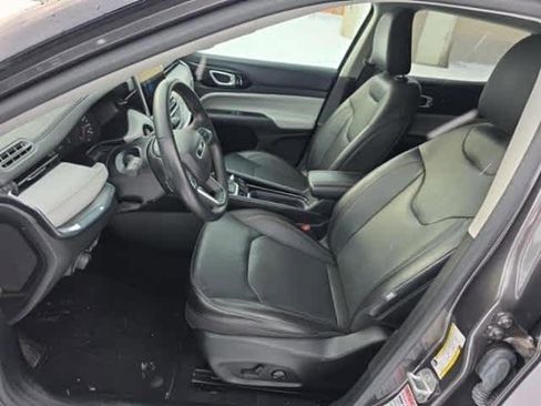 Used 2022 Jeep Compass Limited image 3