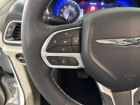 Used 2023 Chrysler Pacifica Touring-L image 15