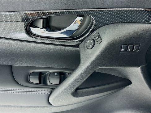 Used 2018 Nissan Rogue SL image 11