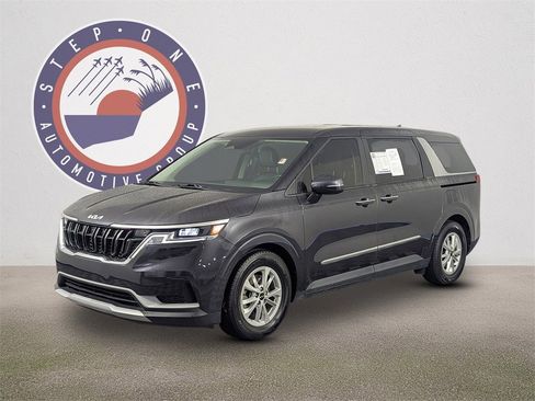 Used 2022 Kia Carnival LX image 2