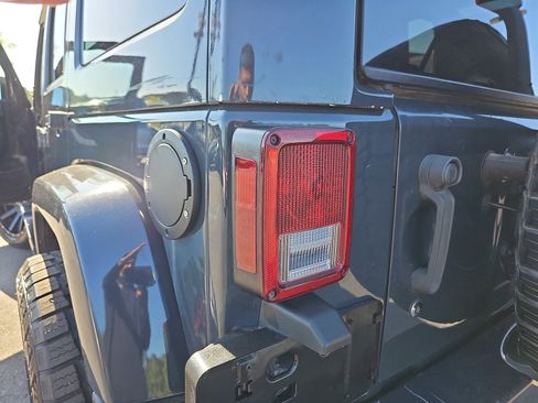 Used 2017 Jeep Wrangler Unlimited Sahara w/ Connectivity Group AWD/4WD image 35