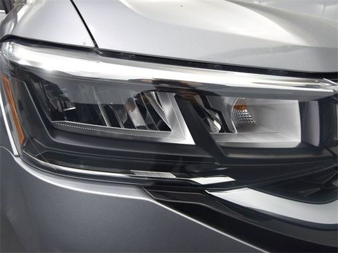 New 2024 Volkswagen Taos SE image 29