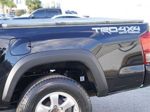 Used 2017 Toyota Tacoma TRD Off-Road image 11