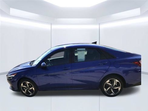 Used 2023 Hyundai Elantra SEL w/ Convenience Package FWD image 5