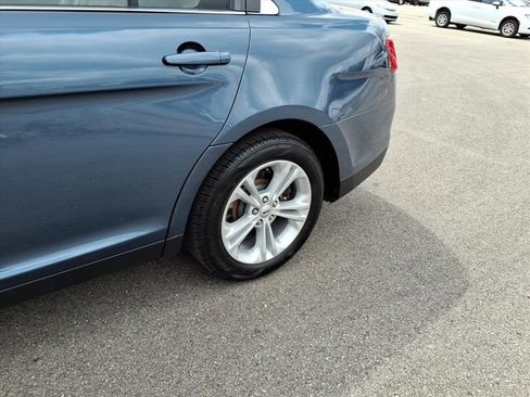 Used 2018 Ford Taurus SE FWD image 5