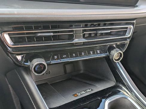 Used 2025 Chevrolet Traverse LT image 28