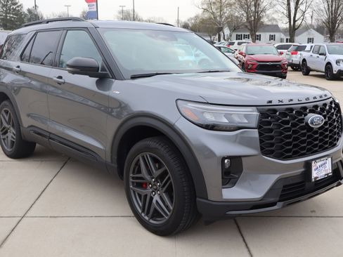 Used 2025 Ford Explorer ST-Line w/ ST-Line Street Pack image 3