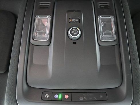 Used 2025 Chevrolet Suburban Z71 AWD/4WD image 30