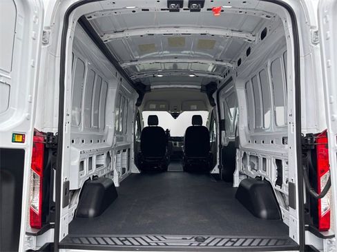 Used 2022 Ford E-Transit Medium Roof image 13