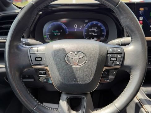 Used 2023 Toyota Crown AWD/4WD image 18