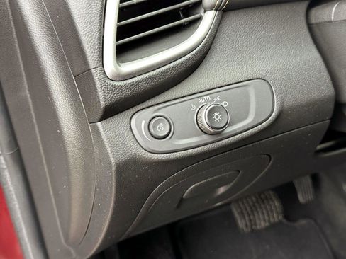 Certified 2022 Chevrolet Trax LT w/ Driver Confidence Package image 18