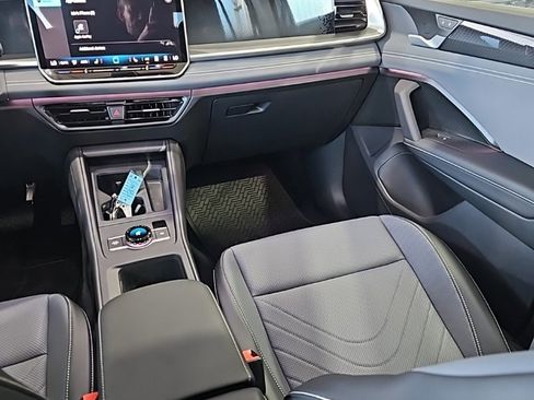 New 2025 Volkswagen Tiguan SE image 24