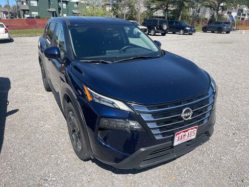Used 2024 Nissan Rogue SV image 2