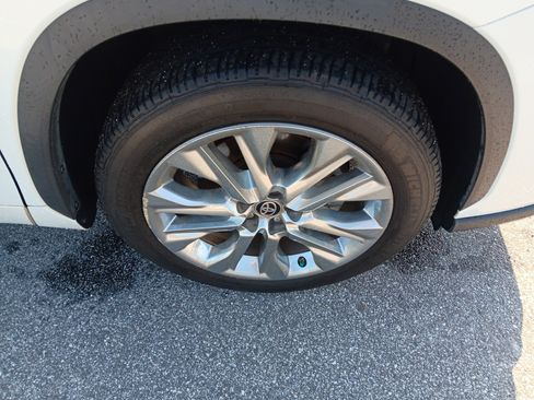Used 2023 Toyota Highlander Limited FWD image 7