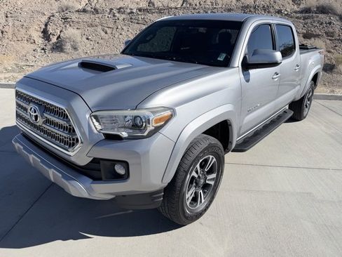 Used 2017 Toyota Tacoma TRD Off-Road image 1