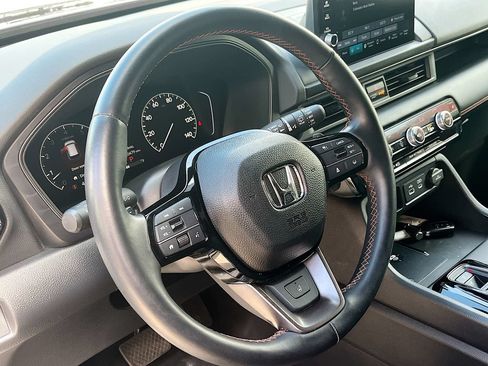 Used 2025 Honda Pilot TrailSport image 11