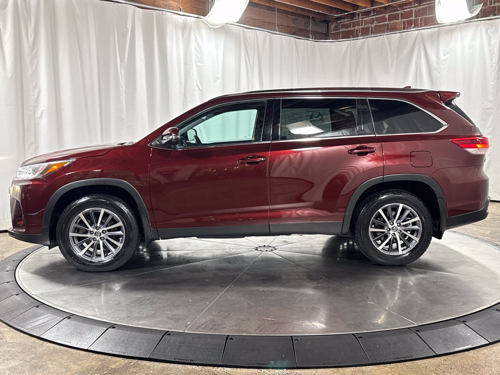 Used 2019 Toyota Highlander XLE w/ Carpet Mat Package (TMS) AWD/4WD image 8