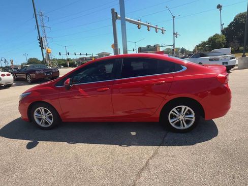 Used 2017 Chevrolet Cruze LT w/ Convenience Package FWD image 5
