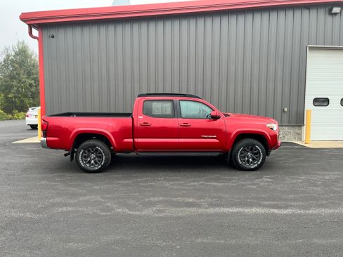 Certified 2022 Toyota Tacoma SR5 image 1
