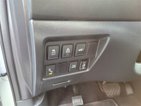 Used 2018 Nissan Pathfinder SL image 18