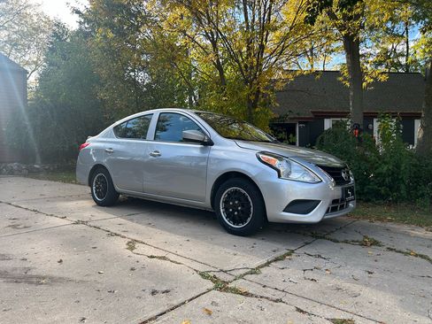 Used 2018 Nissan Versa SV FWD image 3