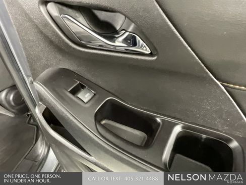 Used 2020 Chevrolet Traverse LT image 23