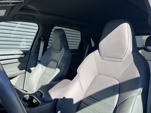 Certified 2023 Porsche Cayenne Platinum Edition image 5