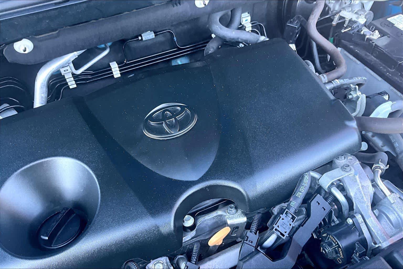 Used 2020 Toyota RAV4 LE w/ Carpet Mat Package AWD/4WD image 32
