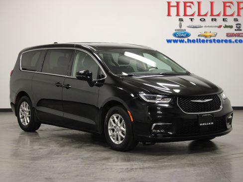 Used 2024 Chrysler Pacifica Touring-L FWD image 1