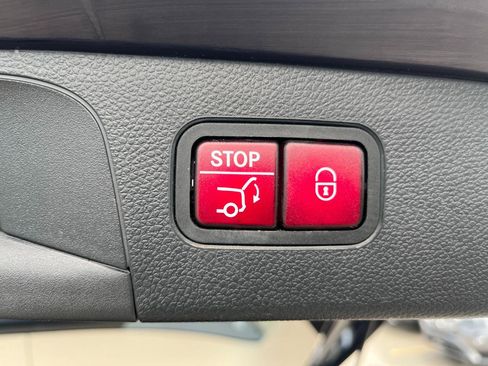 Used 2019 Mercedes-Benz GLC 300 4MATIC w/ Premium Package image 17