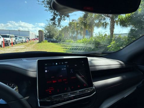 Used 2025 Jeep Compass Trailhawk image 35