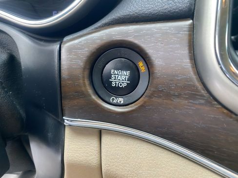 Used 2017 Jeep Grand Cherokee Limited w/ Luxury Group II image 24