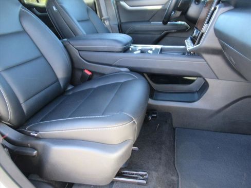 Used 2025 GMC Acadia Elevation image 9