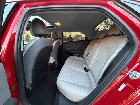 Used 2021 Hyundai Elantra Limited image 25