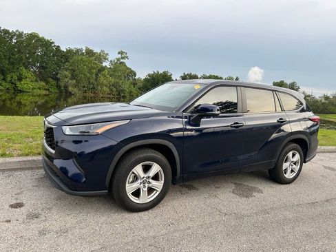 Used 2023 Toyota Highlander L FWD image 2