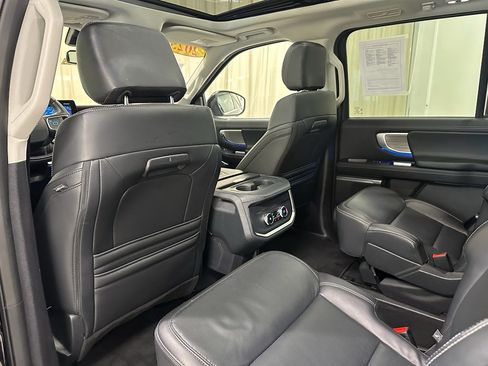 Used 2025 Ford Expedition Platinum image 19