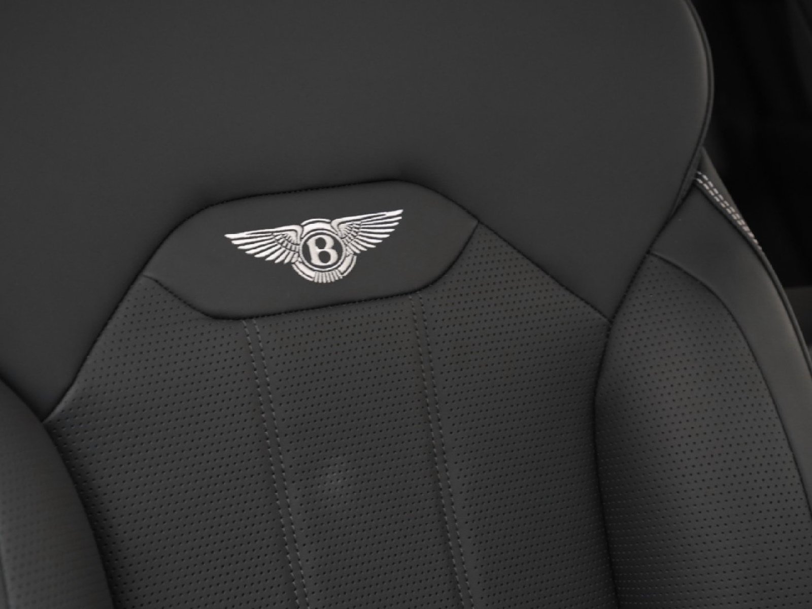 Used 2024 Bentley Bentayga AWD/4WD image 31