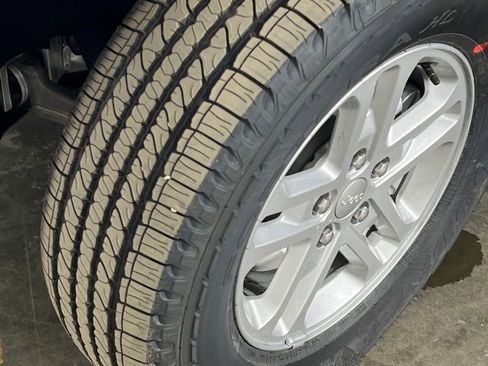 New 2025 Jeep Grand Cherokee Laredo image 39