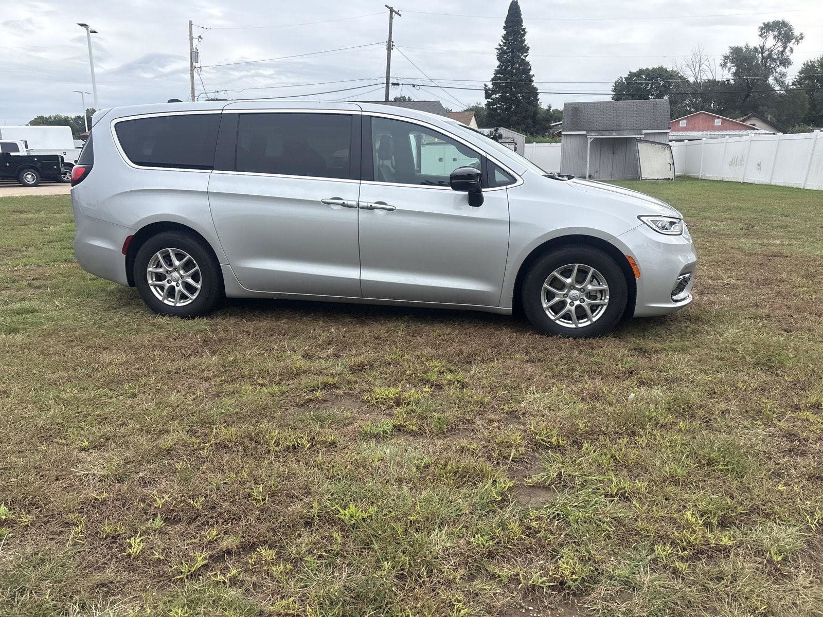 Used 2026 Chrysler Pacifica Select FWD image 4