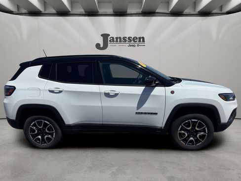 Used 2025 Jeep Compass Trailhawk AWD/4WD image 5
