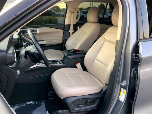 Used 2021 Ford Explorer XLT w/ Equipment Group 202A AWD/4WD image 8