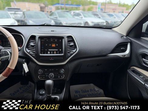 Used 2017 Jeep Cherokee Latitude w/ Comfort & Sound Group AWD/4WD image 24