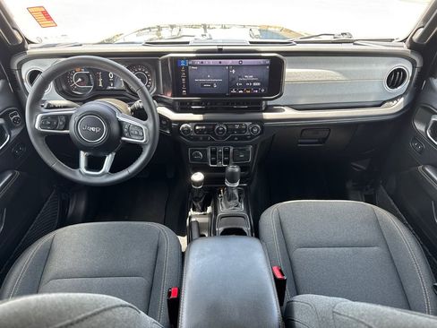 Used 2025 Jeep Wrangler Unlimited Sahara AWD/4WD image 21