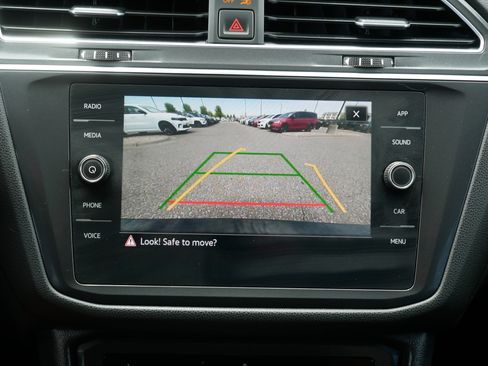 Used 2022 Volkswagen Tiguan SE w/ Panoramic Sunroof Package AWD/4WD image 27