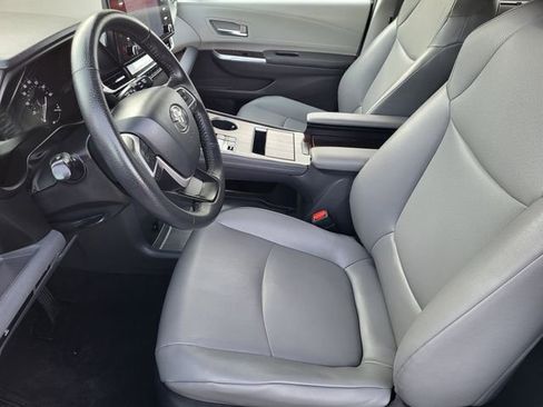 Used 2022 Toyota Sienna XLE image 19