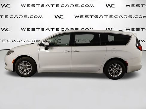 Used 2023 Chrysler Voyager LX FWD image 5