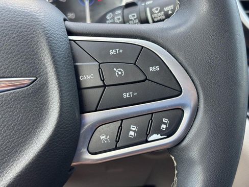Used 2023 Chrysler Pacifica Touring-L FWD image 20
