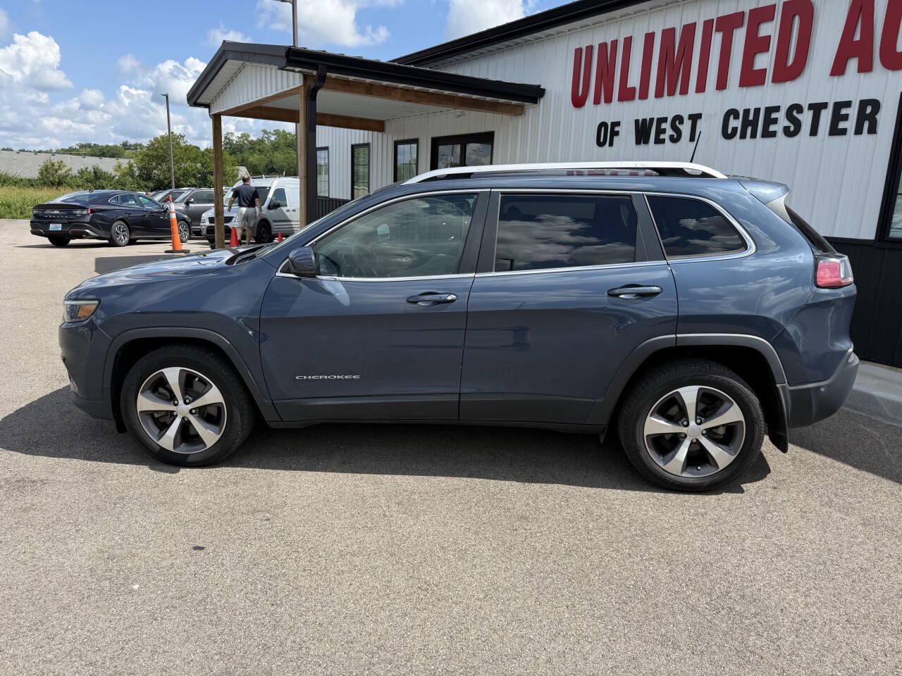 Used 2020 Jeep Cherokee Limited w/ Technology Group FWD image 11