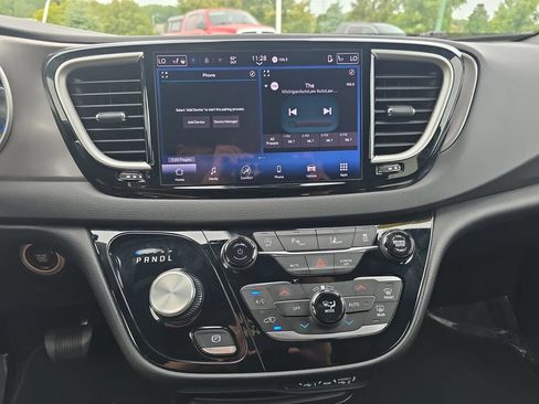 Used 2025 Chrysler Pacifica Select FWD image 23