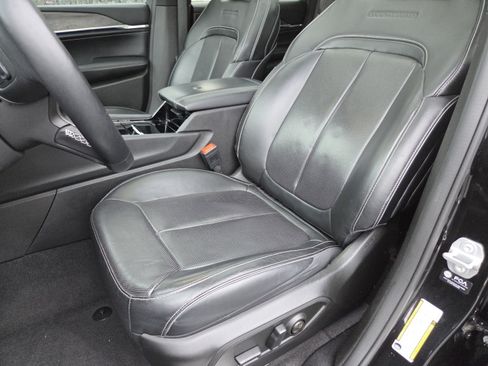 Used 2022 Jeep Grand Cherokee Overland AWD/4WD image 32